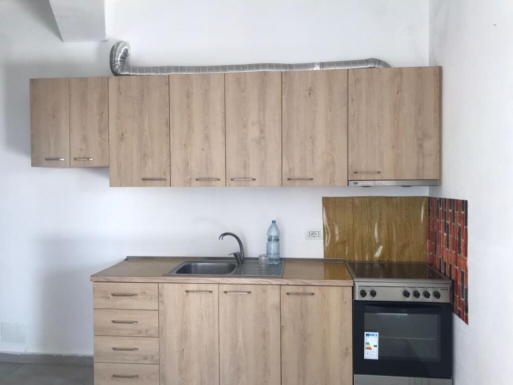 Jepet me Qera Apartament Bosh 1+1 tek Fundi i 5 Majit