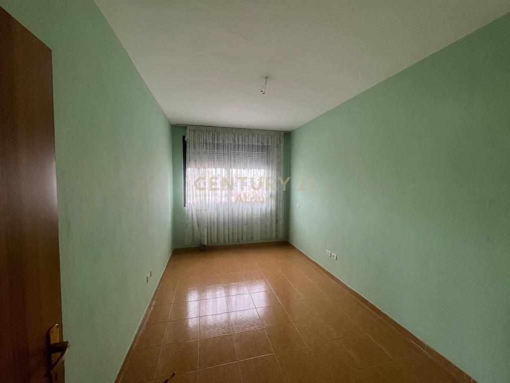 JAPIM ME QIRA APARTAMENT 3+1+2 TEK MINISTRIA E JASHTME !