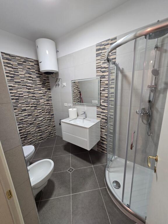 🏙️ Shitet Apartament 1+1 – Kompleksi Delijorgji, Tiranë