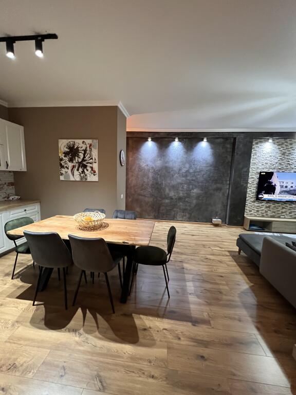 Shitet apartament tek kopështi botanik