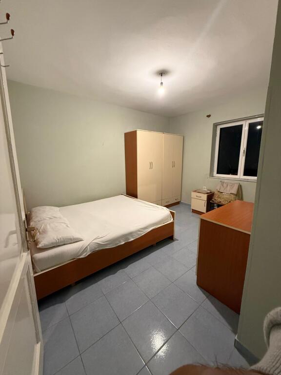 Jepet me qera Apartamenti 1+1, Rruga e Elbasanit , prane pasticeri Lej Laj , 350 euro