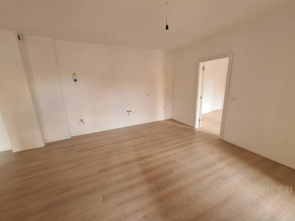 Apartament 2+1 per shitje te Shkolla e Kuqe