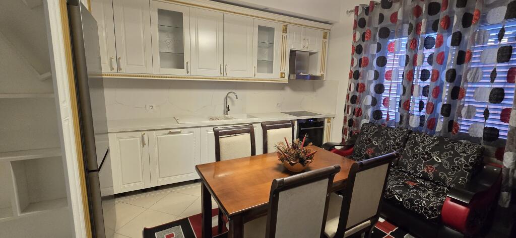 Jepet me qira apartament (2+1), pjese  e nje kati vile.