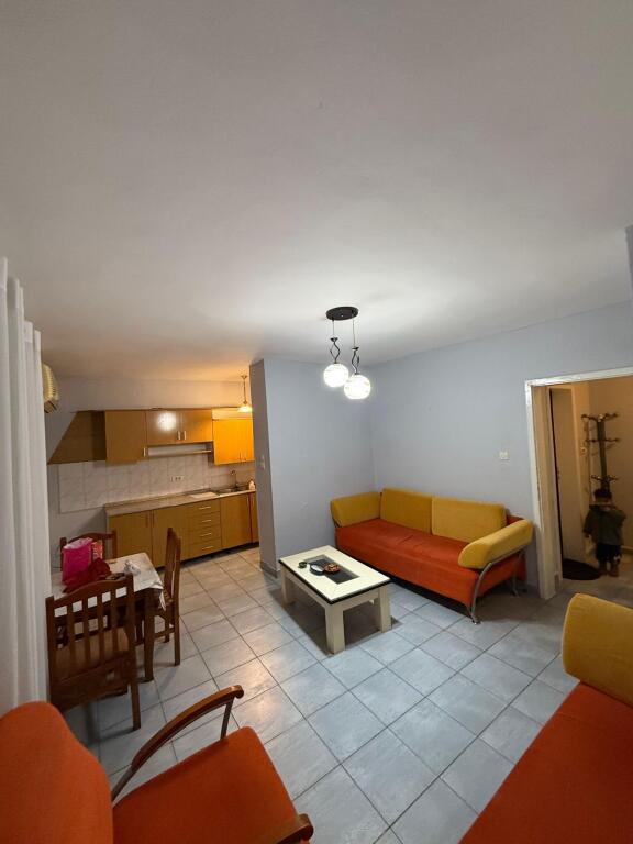 Jepet me qera Apartamenti 1+1, Rruga e Elbasanit , prane pasticeri Lej Laj , 350 euro