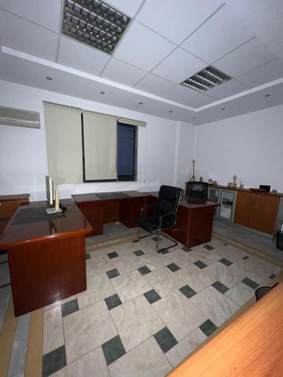 🏢 Jepet me Qira Ambient Biznesi / Zyrë në Qendër të Tiranës