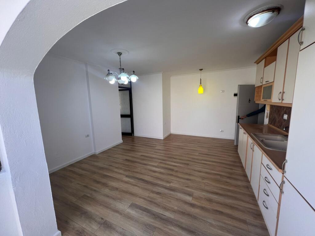 APARTAMENT NE SHITJE 2+1 TE ISH FUSHA AVIAICONIT