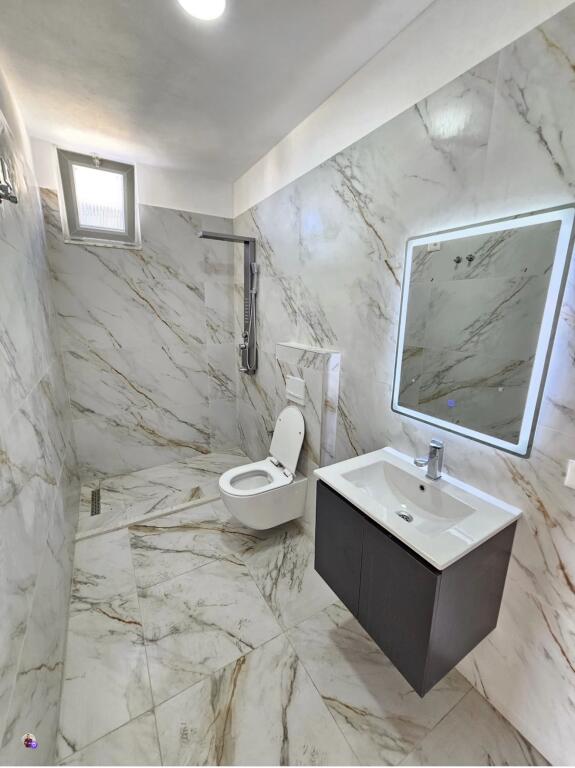 Shitet apartament 2+1 ne plazh iliria