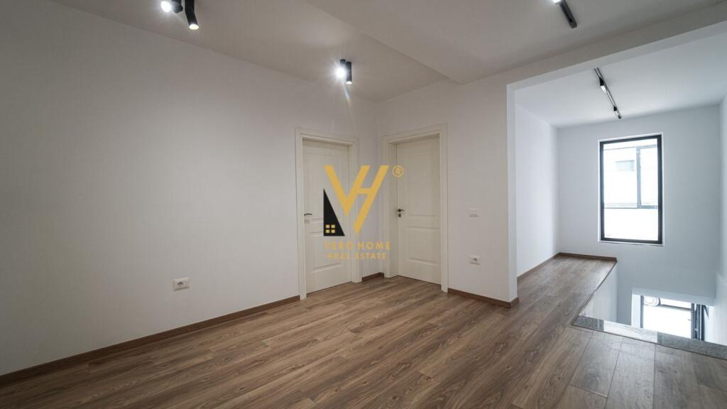 EDIFICIO IN AFFITTO PRESSO IL MUSEO DEI MARTIRI, DURRËS 2.200 EURO