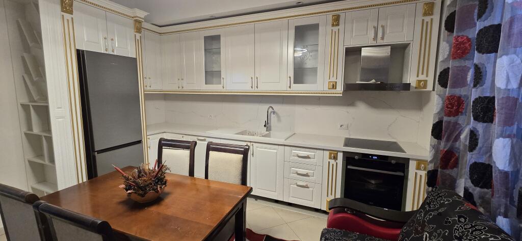 Jepet me qira apartament (2+1), pjese  e nje kati vile.