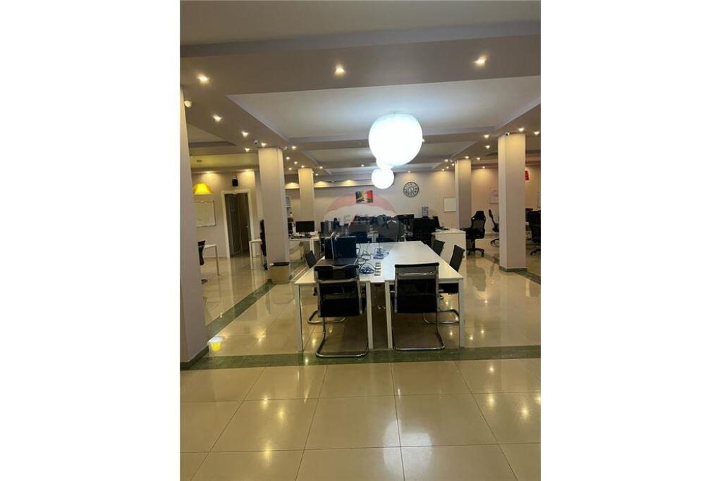 OFFICE FOR RENT IN A BUSINESS BUILDING IN ASTIR