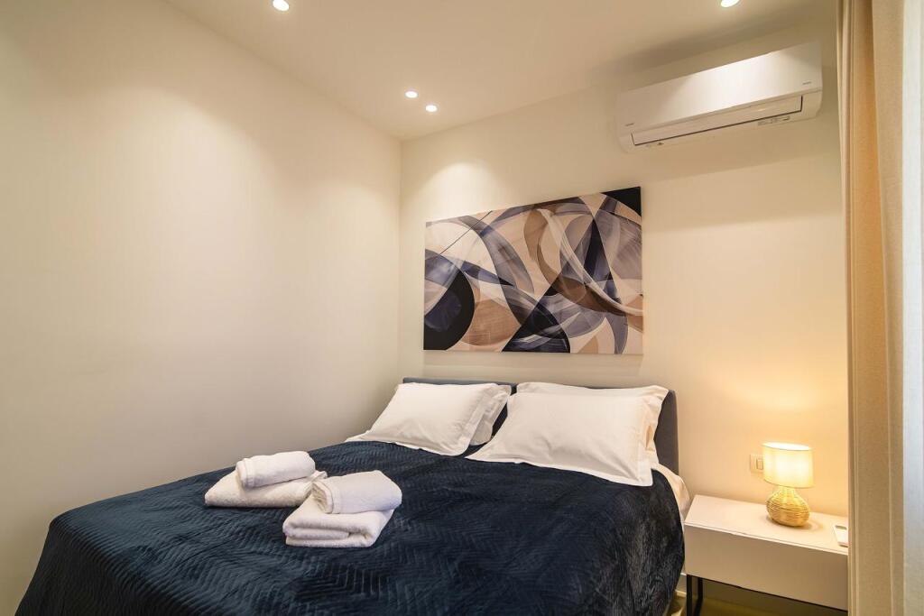 Super ap 1+1 in centro (via di Durazzo caffè Flora)