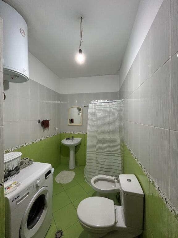 Jepet apartament 2+1 me qera prane Ozone , Astir