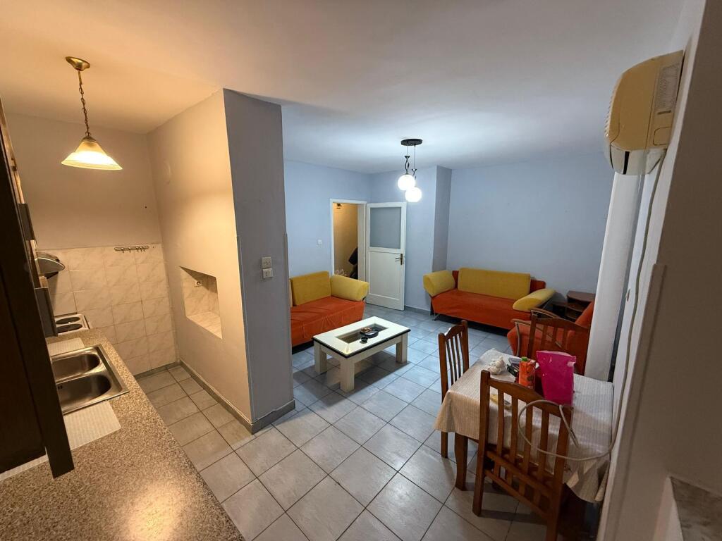 Jepet me qera Apartamenti 1+1, Rruga e Elbasanit , prane pasticeri Lej Laj , 350 euro