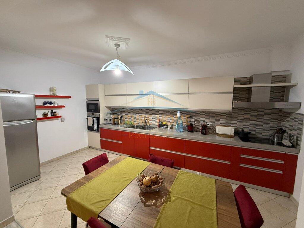 Shitet,Apartament 2+1+2+Depo,21 Dhjetori,Tiranë