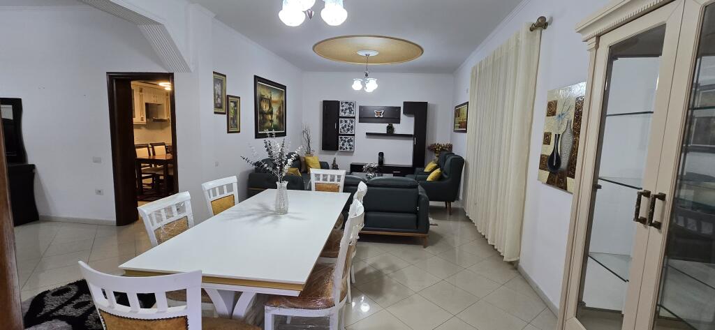 Jepet me qira apartament (2+1), pjese  e nje kati vile.