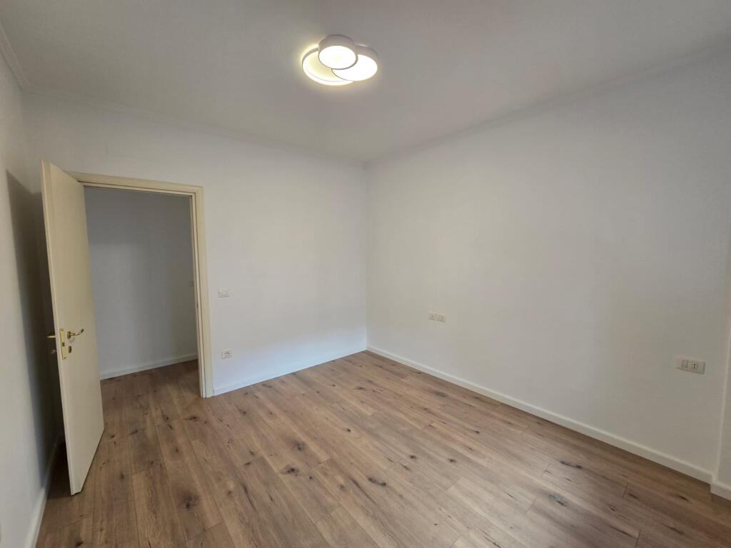 🏙️ Shitet Apartament 1+1 – Kompleksi Delijorgji, Tiranë