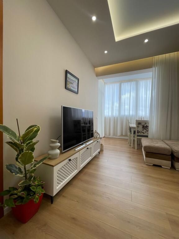 🏡 Apartament me qira – Rruga e Kavajës (përballë Delijorgjit, Pallati Genius)  📍 Vendndodhja: Rruga e Kavajës, përballë Delijorgjit – pranë Tibo dhe Comodita 🏢 Kati: 7 (me ashensor) 📐 Tipologjia: 1+1 💶 Qira: 70,000 lekë/muaj (pak e diskutueshme)