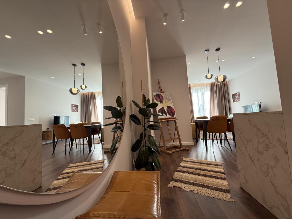 2+1 per Qira Komuma e Parisit