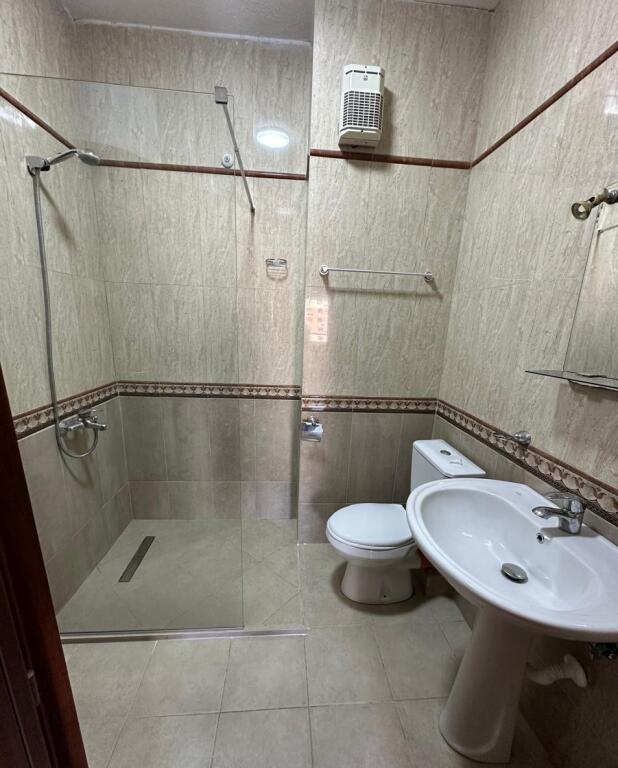 🏠 Apartament me qira – Pallat i ri, 2+1 📍 Zona: Komuna e Parisit