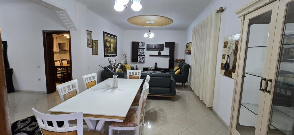 Jepet me qira apartament (2+1), pjese  e nje kati vile.