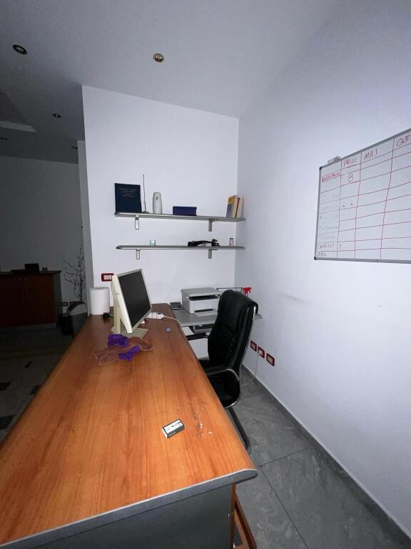 🏢 Jepet me Qira Ambient Biznesi / Zyrë në Qendër të Tiranës