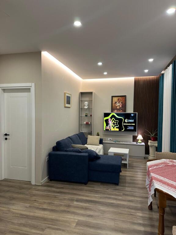 🏢Ne zonen e Pazarit te Ri,prane Lincoln Center jepet me qera apartament 1+1,i mobiluar 60,000Leke