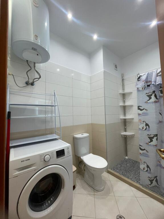 🏡 Apartament me qira – Rruga e Kavajës (përballë Delijorgjit, Pallati Genius)  📍 Vendndodhja: Rruga e Kavajës, përballë Delijorgjit – pranë Tibo dhe Comodita 🏢 Kati: 7 (me ashensor) 📐 Tipologjia: 1+1 💶 Qira: 70,000 lekë/muaj (pak e diskutueshme)
