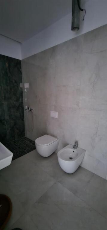 AMBIENT ZYRE ME QIRA TE GARDEN BUILDING , RRUGA KAVAJES