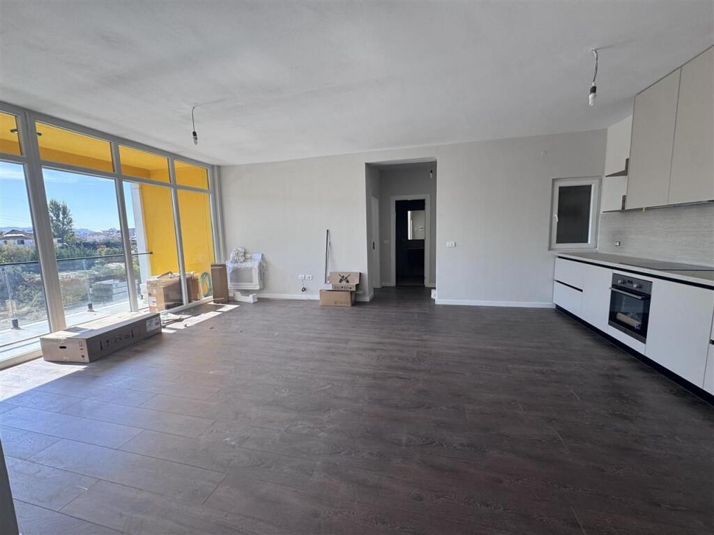 ZYRE ME QERA 125 M2 BULEVARDI RI 650 EURO