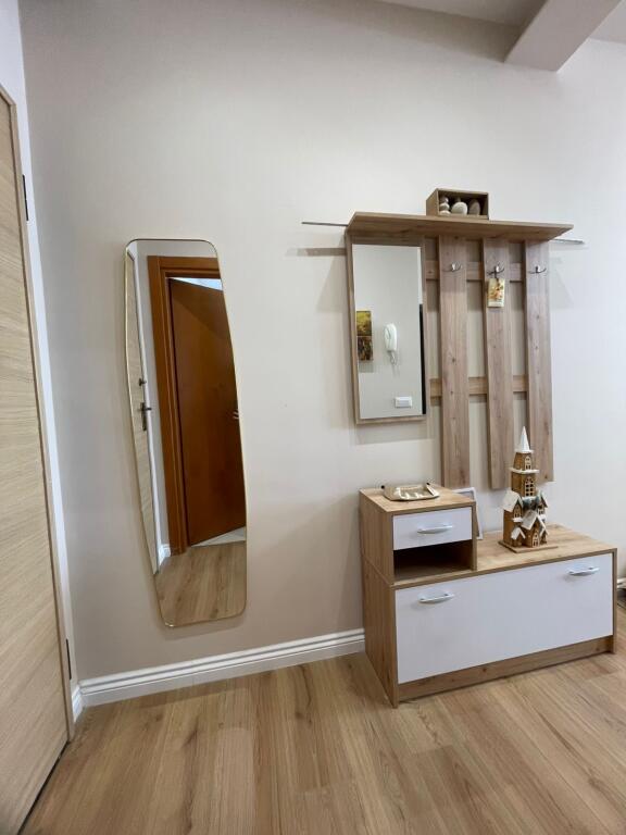 🏡 Apartament me qira – Rruga e Kavajës (përballë Delijorgjit, Pallati Genius)  📍 Vendndodhja: Rruga e Kavajës, përballë Delijorgjit – pranë Tibo dhe Comodita 🏢 Kati: 7 (me ashensor) 📐 Tipologjia: 1+1 💶 Qira: 70,000 lekë/muaj (pak e diskutueshme)