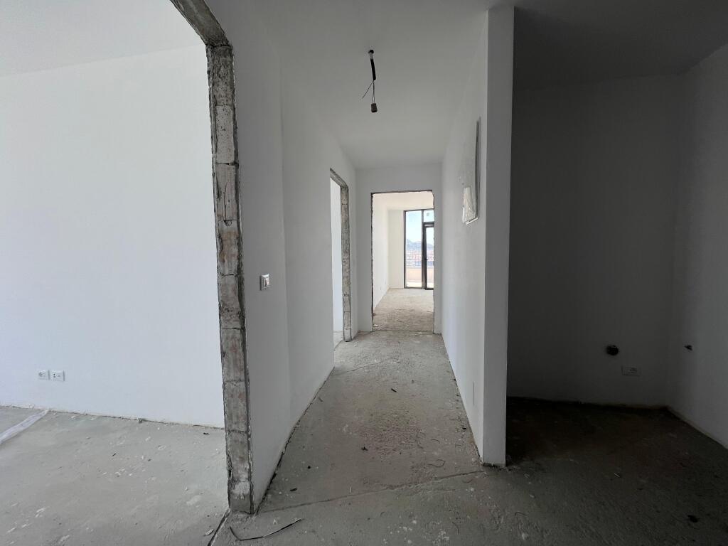 Shitet apartament 2+1+2 tek Liqeni Artificial, Lake View