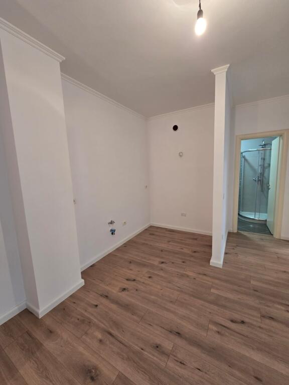 🏙️ Shitet Apartament 1+1 – Kompleksi Delijorgji, Tiranë