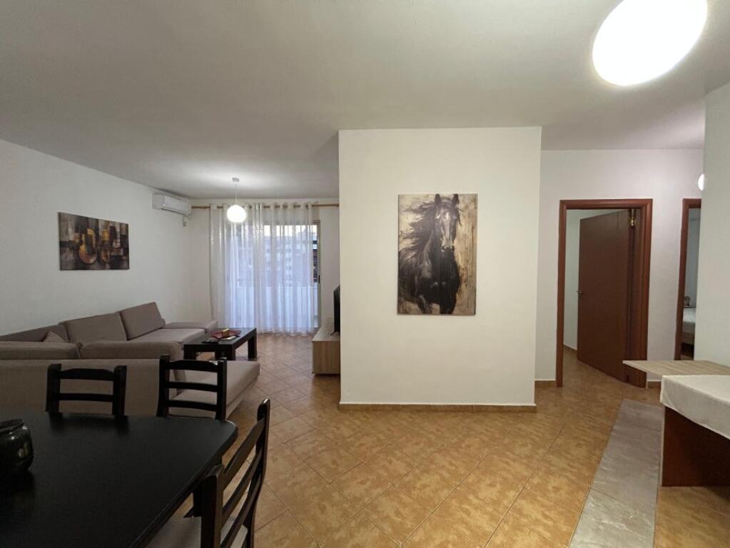 Jepet apartament 2+1 me qera prane Ozone , Astir