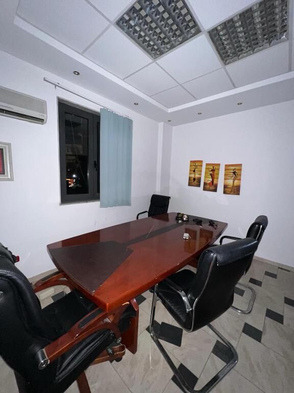 🏢 Jepet me Qira Ambient Biznesi / Zyrë në Qendër të Tiranës