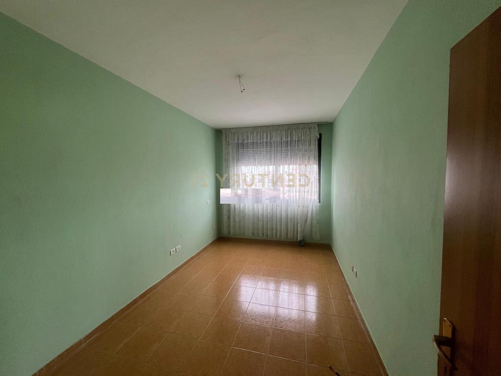 OFROJME  ME QIRA APARTAMENT 3+1+2 TEK MINISTRIA E JASHTME