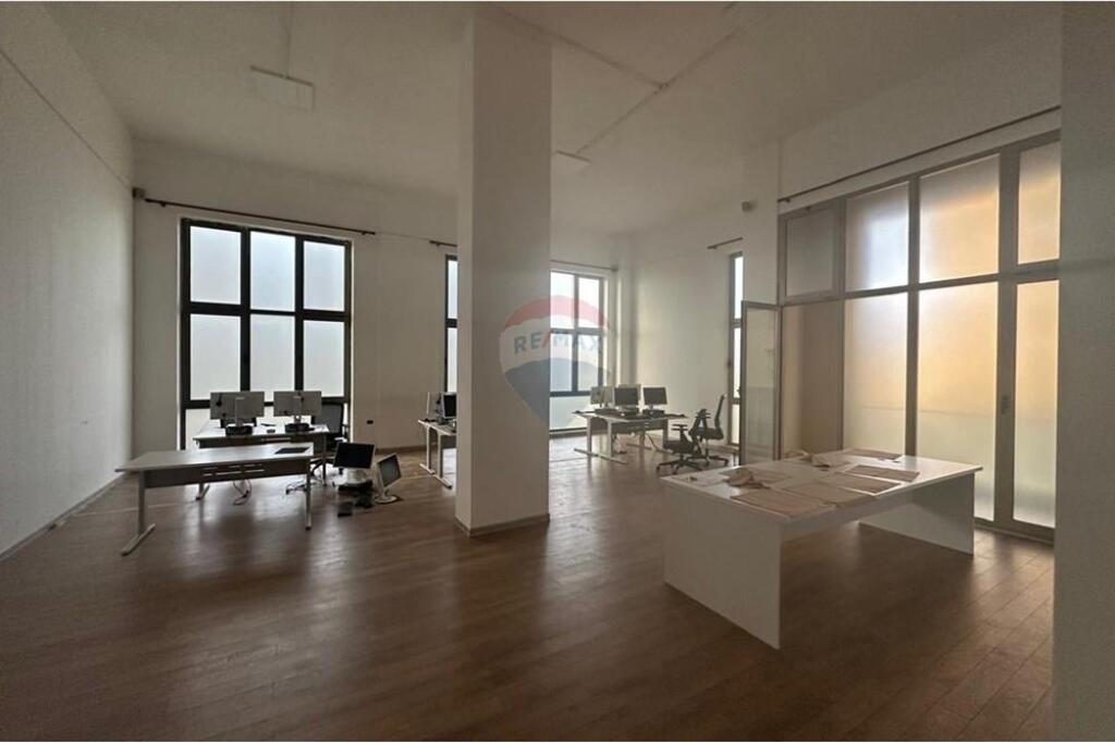 Zyrë - Për Qira - Rruga 5 Maji