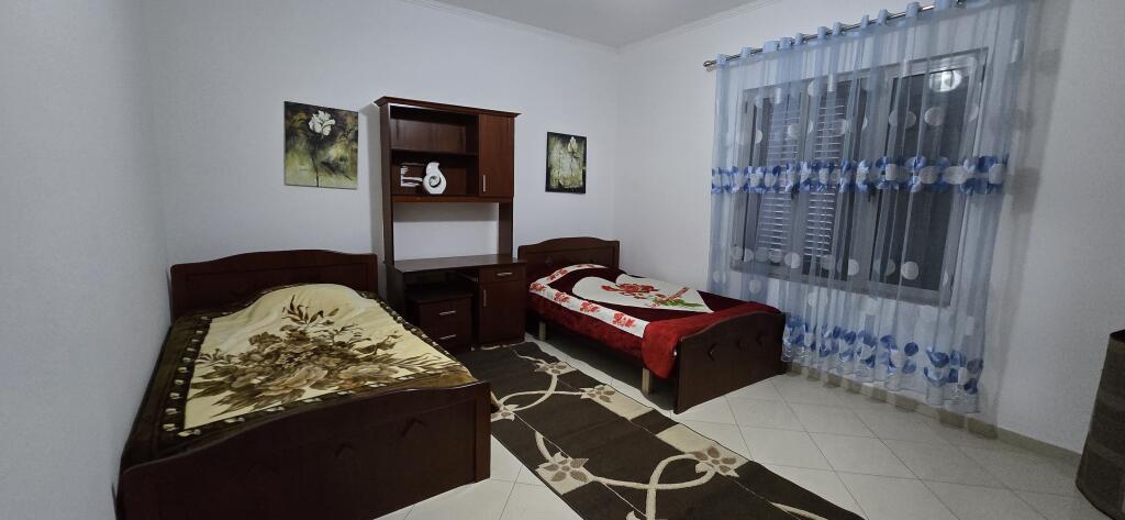 Jepet me qira apartament (2+1), pjese  e nje kati vile.