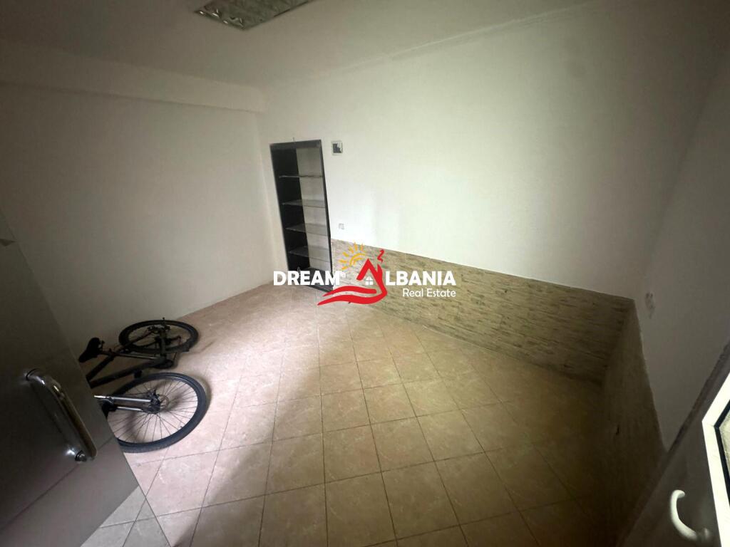 Zyre me qera tek rruga e Dibres, prane fakultetit te mjekesise, Tirane ( 42711009 )