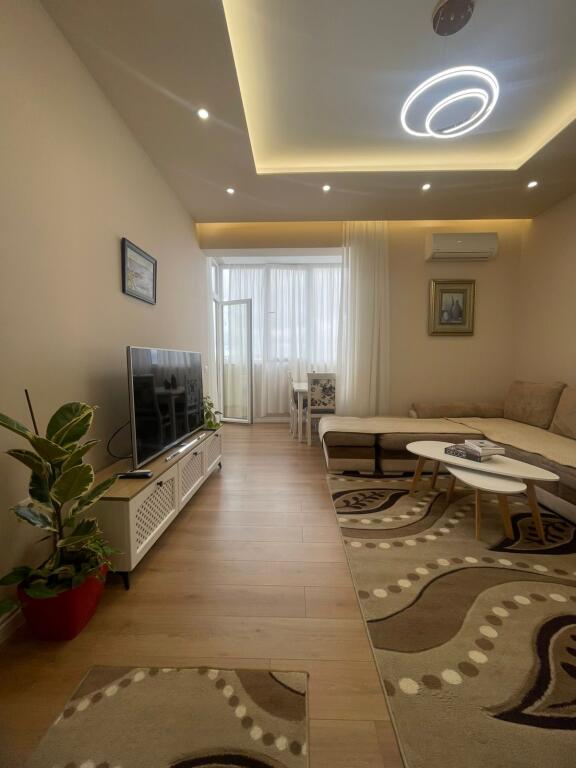 🏡 Apartament me qira – Rruga e Kavajës (përballë Delijorgjit, Pallati Genius)  📍 Vendndodhja: Rruga e Kavajës, përballë Delijorgjit – pranë Tibo dhe Comodita 🏢 Kati: 7 (me ashensor) 📐 Tipologjia: 1+1 💶 Qira: 70,000 lekë/muaj (pak e diskutueshme)