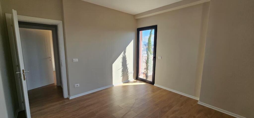 AMBIENT ZYRE ME QIRA TE GARDEN BUILDING , RRUGA KAVAJES