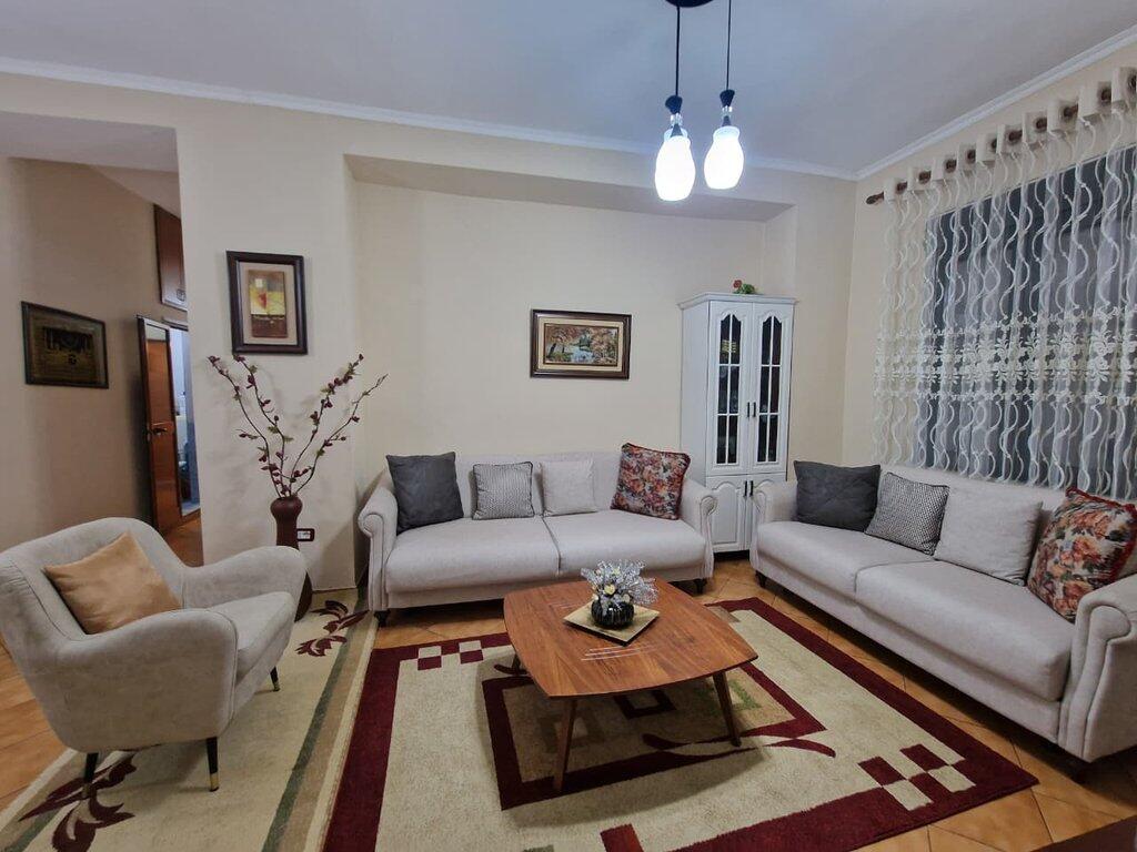 Shallvaret, buze rrugës kryesore! 900 € /Muaj