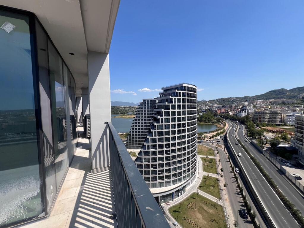 Shitet apartament 2+1+2 tek Liqeni Artificial, Lake View