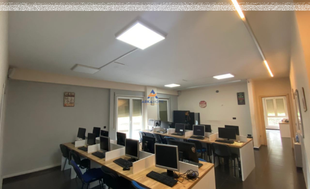 JEPET ZYRE ME QERA 527M2 "PRANE HILTONIT,AFER ME KOMPLEKSIN DELIJORGJI" 5000 EURO