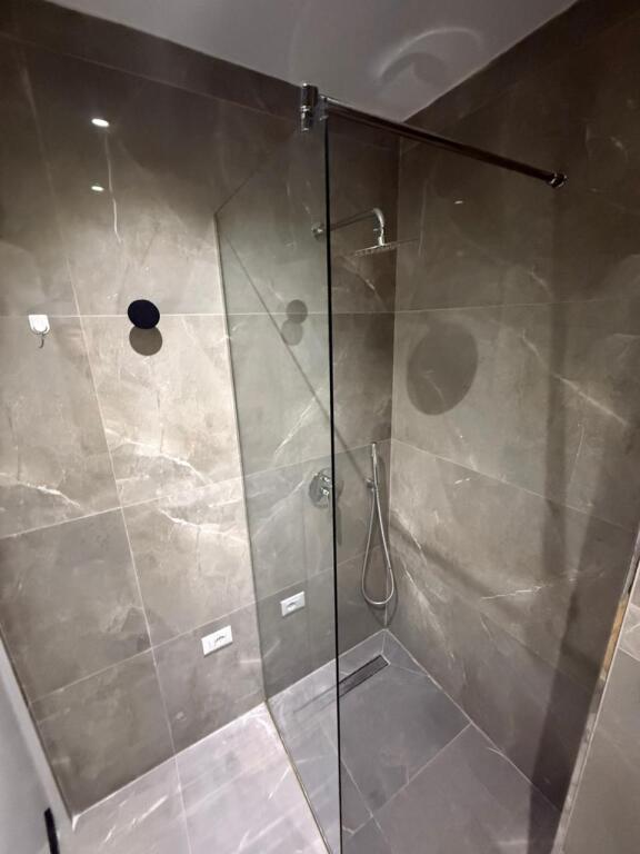 🏡 Jepet apartament 2+1+Post Parkimi me qira te Parku Olimpik, Komuna e Parisit