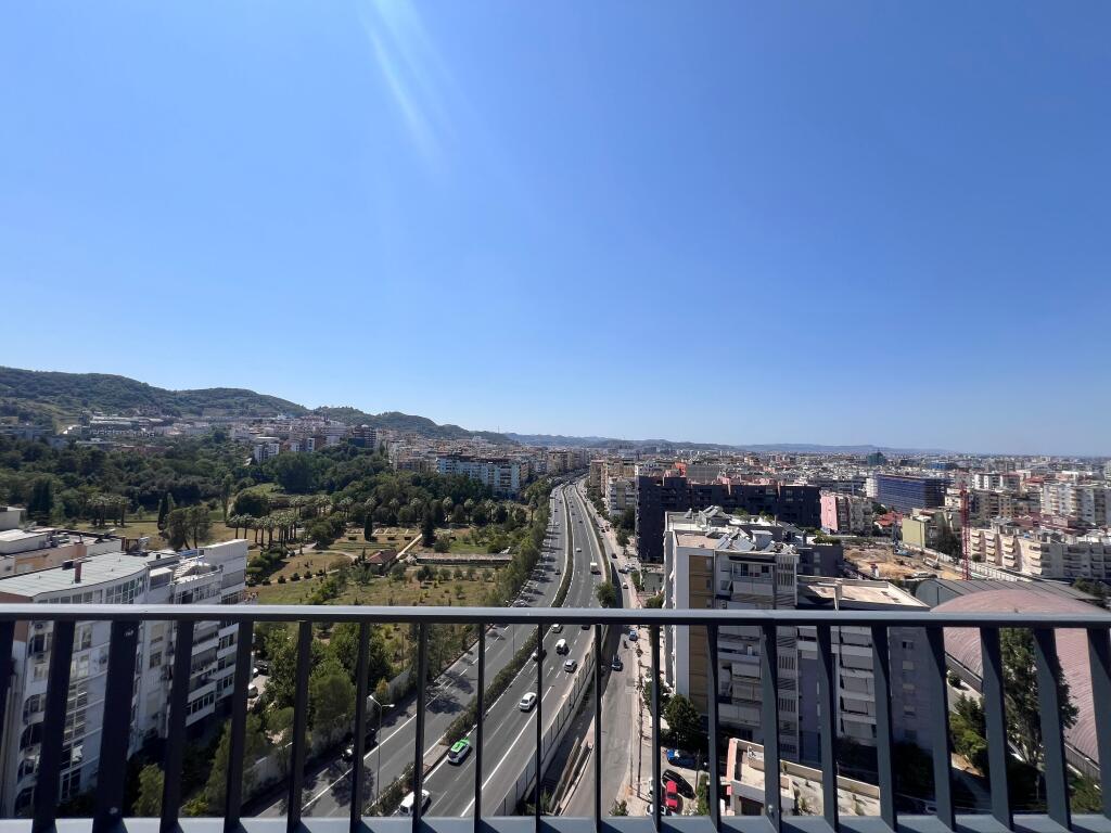 Shitet apartament 2+1+2 tek Liqeni Artificial, Lake View