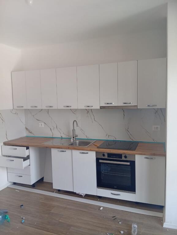 Jepet me Qera Apartament 2+1 TEK Fundi i 5 Majit