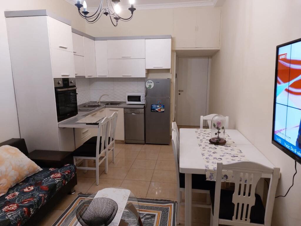 JEPET APARTAMENT ME QERA, Shallvaret, Qender, Blloku