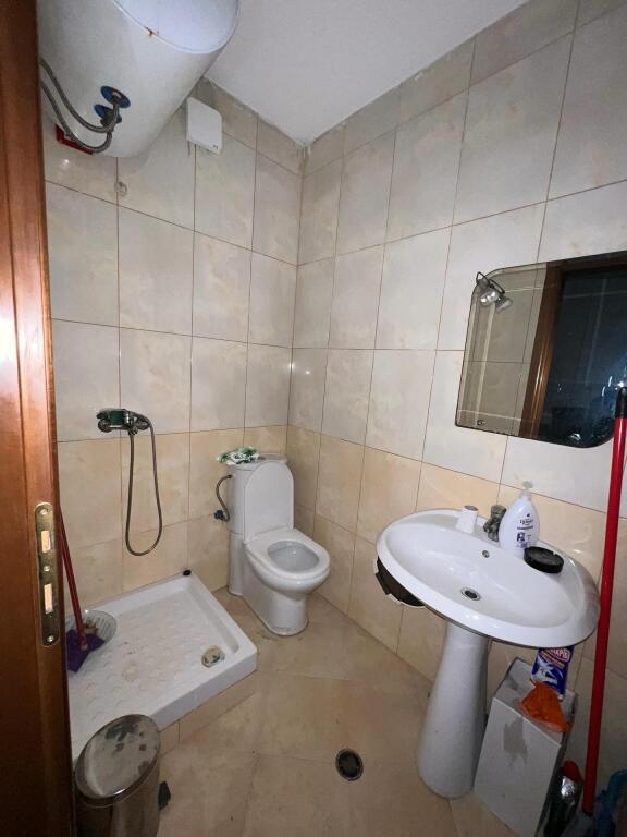 🏢 Jepet me Qira Ambient Biznesi / Zyrë në Qendër të Tiranës