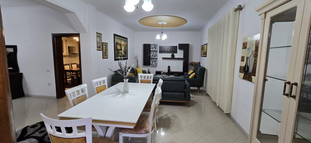 Jepet me qira apartament (2+1), pjese  e nje kati vile.