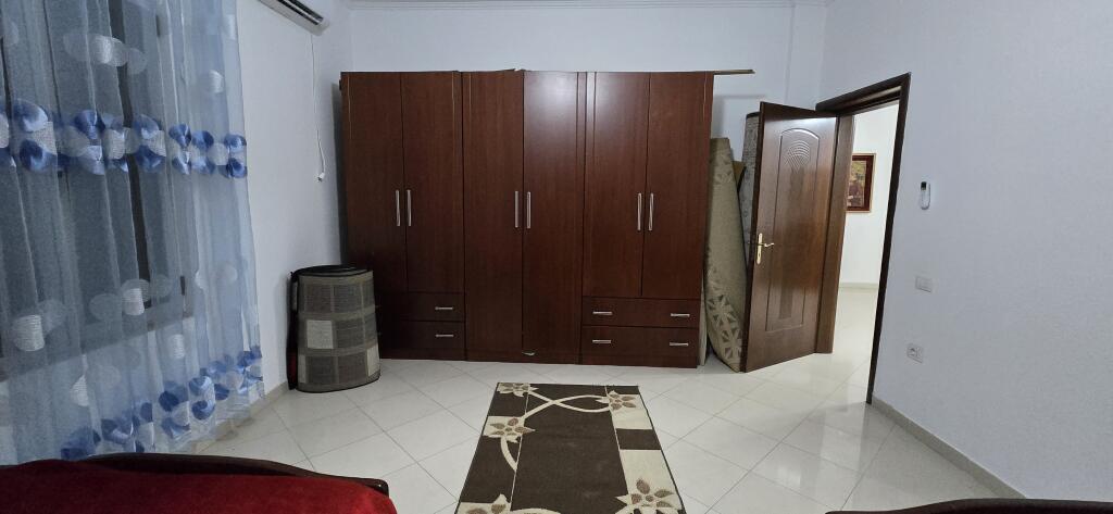 Jepet me qira apartament (2+1), pjese  e nje kati vile.